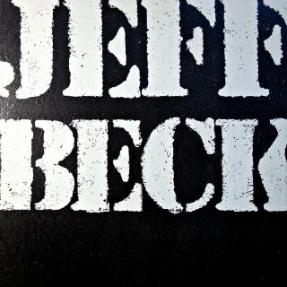 LP Jeff Beck ‎– There and Back (Včetně insertu s japonskými texty (dvě strany). Deska i obal jsou ve výborné kondici. Několik velmi jemných vlásenek a obal pár drobných oděrek na hranách.)