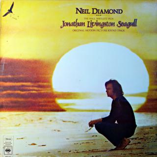 LP Neil Diamond - Jonathan Livingston Seagull (Original Motion Picture Sound Track. Deska je trochu ohrátá s vlásenkami a jemnými oděrkami. Hraje ok, ale v záznamu je slyšitelný praskot. Obal má obroušené hrany, ale potisk ok.)