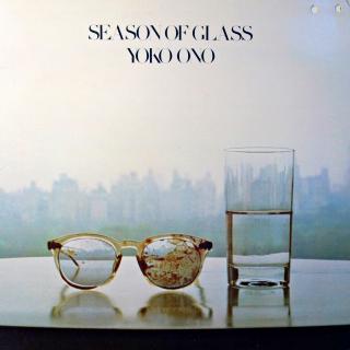 LP Yoko Ono ‎– Season Of Glass (Na desce jediný krátký výrazný škrábanec cca 5mm na pomezí skladeb B4 - B5. Zde jsou slyšet lupance. Jinak pouze velmi jemné vlásenky)