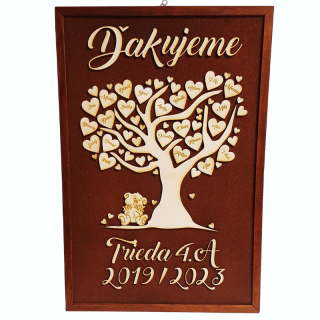 Pamätná tabuľa s dreveným stromom a srdciami