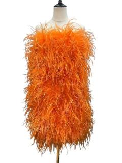 Oranžové mini šaty s dlhým vtáčím perím, S01 Veľkosť ŠATY: S - obvod pŕs 85-88cm, prsia šaty 90cm, boky šaty 95cm