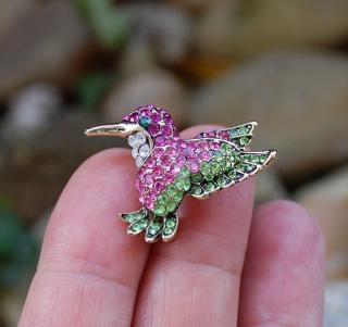 Brošňa MONA kolibrík zelená ružová biela farba brúsené sklo
