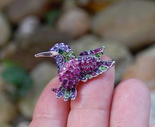 Brošňa MONA kolibrík zelená ružová fialová farba brúsené sklo