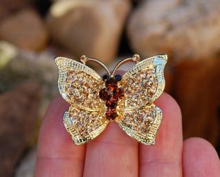 Brošňa MONA motýlik rose gold brúsené sklo