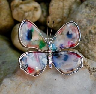 Brošňa motýľ strieborné sklo farebné krídla
