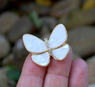 Brošňa motýlik zlatej farby biela perleť strieborné sklo
