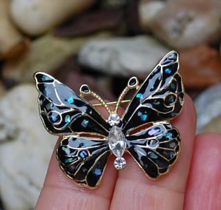 Brošňa motýlik zlatej farby čierna strieborná dúhová perleť