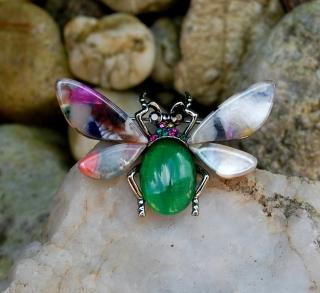 Brošňa strieborná mucha strieborné sklo zelené telo farebné krídla sivé očká