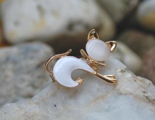 Brošňa zlatá mačička biela perleť
