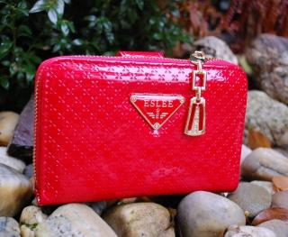 Dámska červená lakovaná peňaženka zlaté logo ESLEE