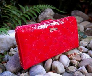 Dámska červená peňaženka s kvetmi lakovaná oddelenie na karty