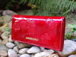 Dámska červená peňaženka s motýľmi lakovaná GREGORIO