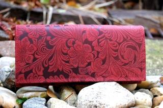 Dámska červená tmavá kožená peňaženka s kvetinovým vzorom