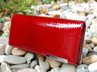 Dámska tmavá červená lakovaná kožená peňaženka strieborný patent luxusná