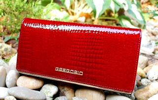 Dámska tmavá červená lakovaná kožená peňaženka zlatá platnička luxusná