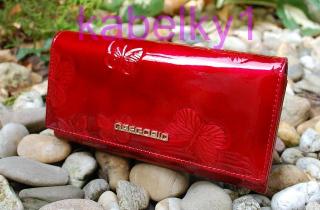 Dámska tmavá červená lakovaná s motýľmi kožená peňaženka luxusná