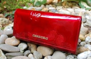 Dámska tmavá červená lakovaná s motýľmi kožená peňaženka zlatý patent luxusná
