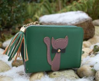 Dámska zelená peňaženka s mačičkou ozdobný strapec