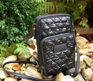 Kabelka čierna s leskom na mobil peňaženka