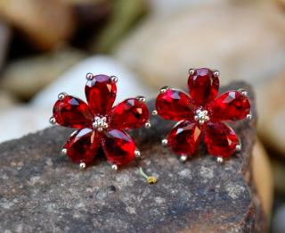 Náušnice kvet červené brúsené sklo