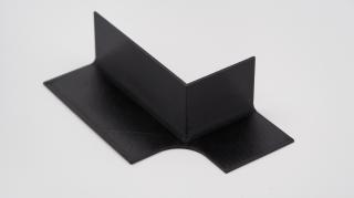 Trojúholníkové krmítko čierne - 10x5x4