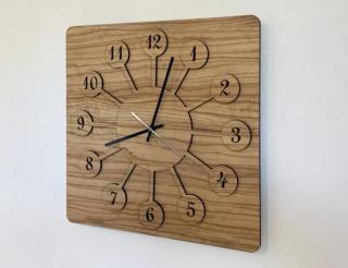 Drevené štvorcové hodiny Design (Designové hodiny s tichým chodom 40x40 cm)