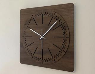 Drevené štvorcové hodiny Kronos (Designové hodiny s tichým chodom 40x40 cm)