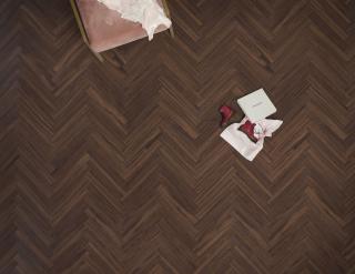 Laminátové podlahy-Walnut Brown-HRÚBKA 8mm- vzor rybia kosť-Vodeodolný