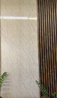 Luxusná kombinácia mramoru a dreva – teplý a harmonický dizajn pre moderné priestory Kombinácia 2 akustických MDF panelov a 1 PVC mramorového panela:…