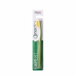 Zubná kefka Soft s ergonomickým zahnutím 6580 štetín zelená Nordics Oral Care