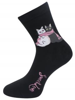 Dámske ponožky s potlačou dvoch mačiek so šálom NX9155- čiernej farby 9001498-3 Veľkosť ponožiek: 35-38