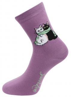 Dámske ponožky s potlačou dvoch mačiek so šálom NX9155- fialovej farby 9001498-6 Veľkosť ponožiek: 35-38