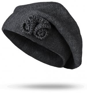 Dámsky pletený baret s kvetinou, melír grafitovej farby 7100221-12