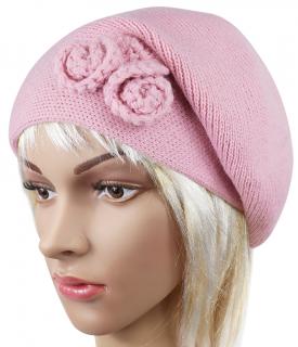 Dámsky pletený baret s kvetinou, svetlo ružovej farby 7100221-14
