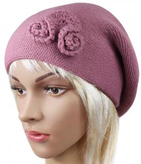 Dámsky pletený baret s kvetinou, tmavo ružovej farby 7100221-13