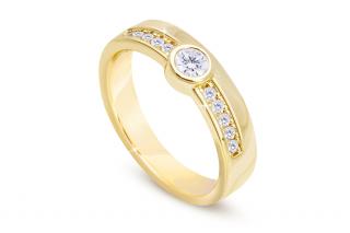 Pozlátený dámsky prsteň 14k zlatom, lesklý so zirkónom v tvare kruhu 4000322 Veľkosť prsteňa - obvod: 54 mm