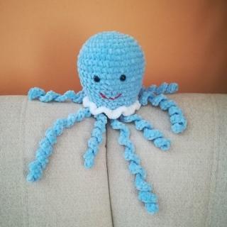 Háčkovaná chobotnička modrá s očkami