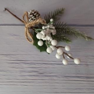 Vianočná vetvička čečina, biele bobule a šiška