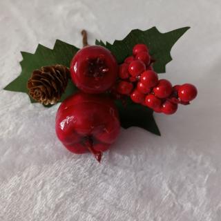Vianočný konár listy, červené bobule, jablko a šiška