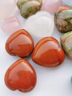 Jaspis červený srdiečko (tromolovaný kameň)
