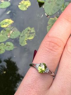 Olivín prsteň so zirkónmi (prsteň)