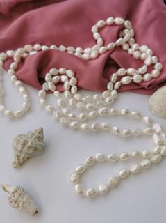Perly 160 cm dlhý náhrdelník biely (náhrdelník)