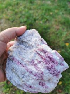 Rubelit - Červený turmalín v kvalite AA (surový kameň 966 g)