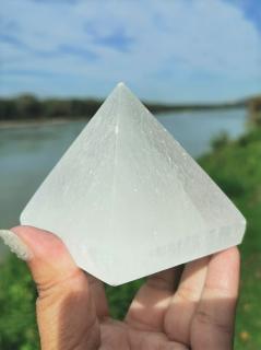 Selenit pyramída veľká (10 cm)