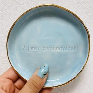 LVICE V PORCELÁNU blankytný porcelánový tanierik Ži Svoj Život Odvážne