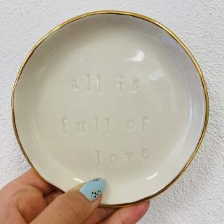 LVICE V PORCELÁNU smotanový porcelánový tanierik All Is Full Of Love