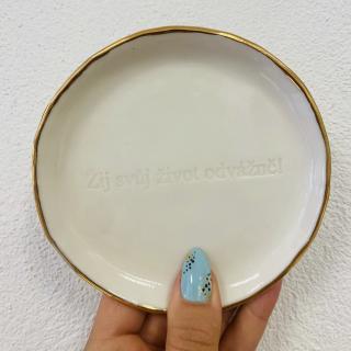 LVICE V PORCELÁNU smotanový porcelánový tanierik Ži Svoj Život Odvážne