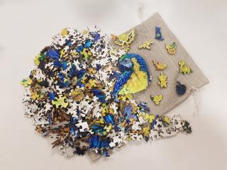 Drevené puzzle - Čarovný papagáj - Maľovaná séria Veľkosť: Jack, Obal: Jutové vrecúško