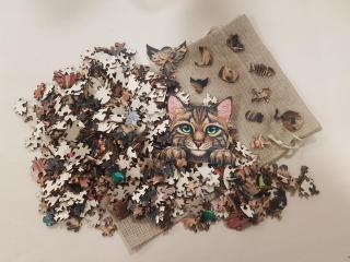 Drevené puzzle - Strakatá mačka - Maľovaná séria Veľkosť: Jack, Obal: Jutové vrecúško