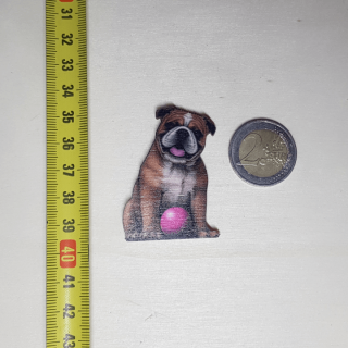 Hravý pes BullDog - Drevená magnetka - CoolArts Výška magnetky: 5 cm